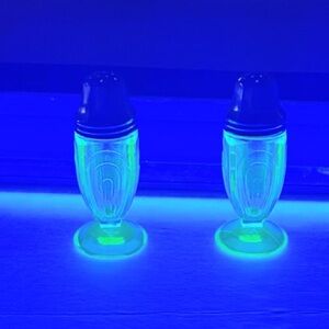 Vintage Green Glass Uranium Hazel Atlas Paperclip Pattern Salt & Pepper Shakers
